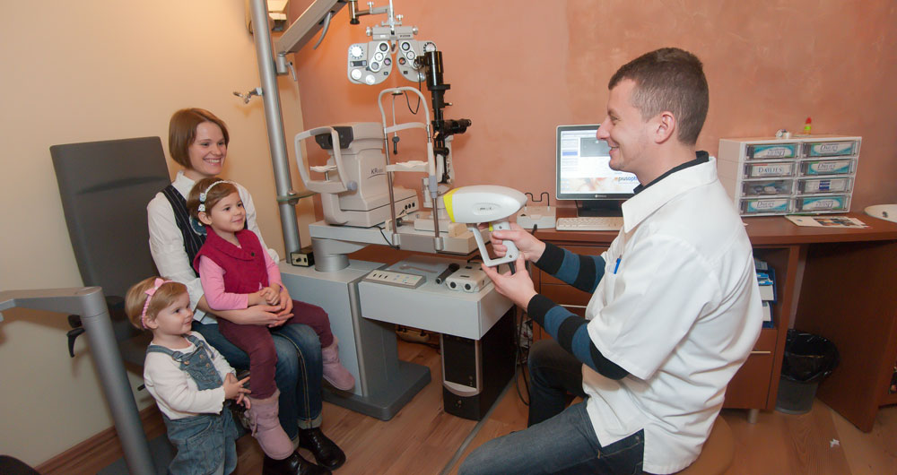 Examen oftalmologic la copii incepand de la varsta de 6 luni la optica Optiserv Brasov